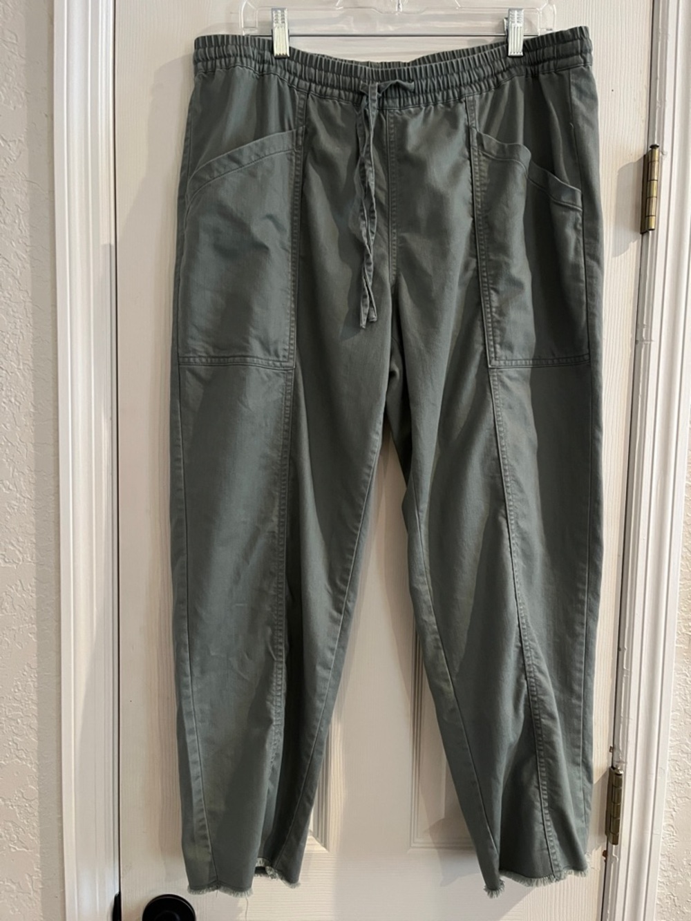 Universal Thread Women’s Olive Green Cropped Drawstring Pants